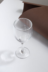 copa transparente de vino vacía sobre fondo gris con intervención en el fondo cafe