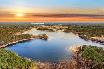 wiosenny zachód słońca na Mazurach w północno-wschodniej Polsce