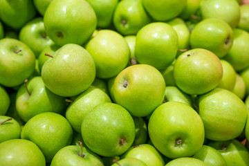 Fototapeta na wymiar Green fresh apples as a background