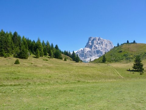 monte Pelmo visto da pian dei Baldi in un giorno estivo
