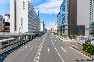 桜木町駅前の大通り