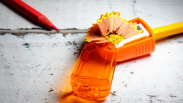 Sacapuntas con lapices de colores