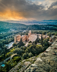 Obraz premium ateny / grecja 21 stycznia 2019 r .: Teatr w Atenach na wzgórzu akropolu.