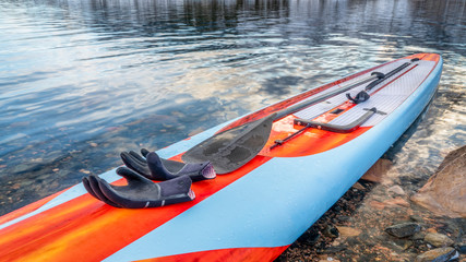 stand up paddleboard with neoprene gloves