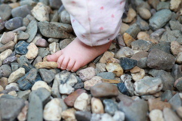 Kinderfüsse auf runden Steinen