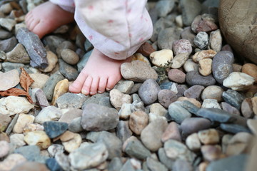 Kinderfüsse auf runden Steinen