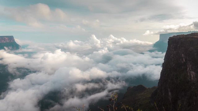 TIME LAPSE Dramatic Cloud Formations Between Roraima Tepui and Kukenan
