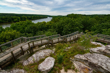 Fototapeta na wymiar Viewing platform overlooking Castle Rock state park, Illinois, USA.