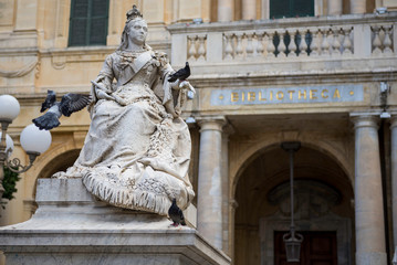Fototapeta na wymiar Malta / Malta 03.09.2015.Queen Victoria statue outside the National Library of Malta in Valletta