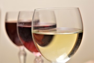 bicchieri di vino bianco rosè e vino rosso