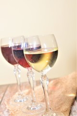 bicchieri di vino bianco rosè e vino rosso