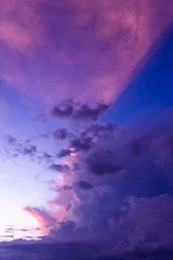 Papier Peint photo Violet Beau coucher de soleil bleu sur l& 39 océan avec de grosses vagues et des falaises et des falaises. L& 39 île de Bali avec sa nature tropicale et exotique. Lever de soleil sur la mer et l& 39 océan. Bleu fantôme au coucher du soleil