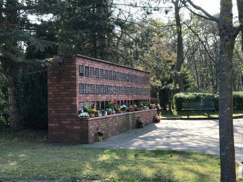 friedhof beisetzung urnen urnengrab, streuweise