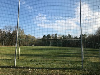 leeres tor auf fussballplatz amateure