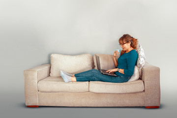 Mujer en su sillón viendo su computador. Teletrabajo