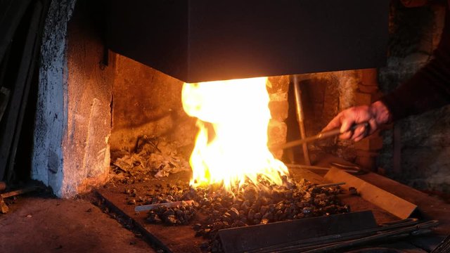Schmiedefeuer mit Kohle in einer Schmiede