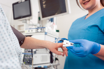Obraz premium Nurse preparing blood pressure sensor for surgery on patient