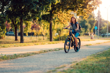 Obraz premium Girl cycling during the Coronavirus outbreak