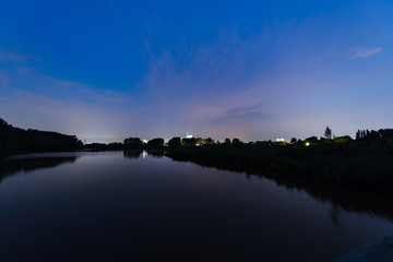 Fototapeta premium Mirroring the sunset in the lake