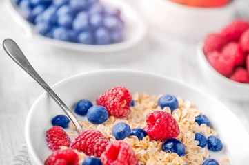 Oat flakes with berries like raspberries and blueberries.