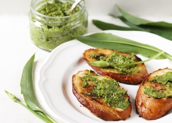Pesto of wild garlic  with sunflower seeds and toasted baguette