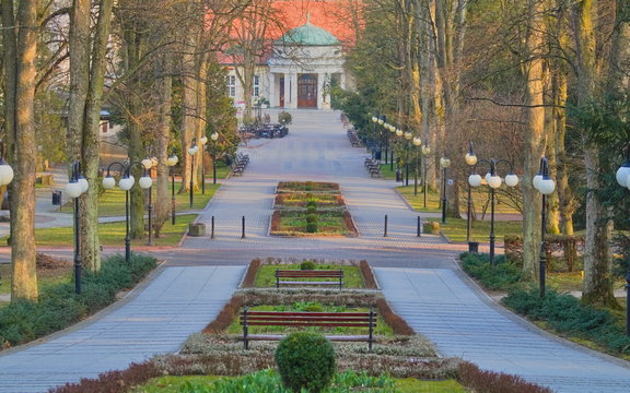 Pusty park podczas kwarantanny w Polanicy Zdr&oacute;j 