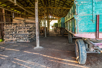 Brennholzlager in Scheune © focus finder