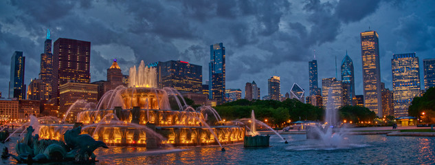 Naklejka premium Downtown Chicago Skyline at Sunset in early Summer