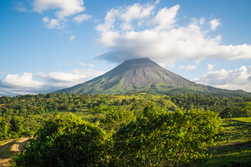 Panor&aacute;mica del volc&aacute;n El Arenal en un d&iacute;a soleado en Costa Rica.