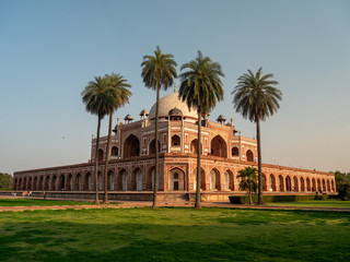 Naklejka premium afternoon shot of humayun's tomb's front corner