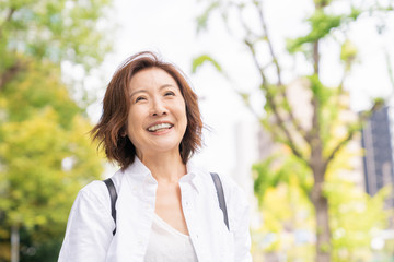 シニア女性　外出