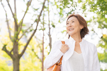 シニア女性　外出