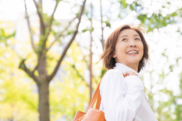 Naklejka premium シニア女性 外出