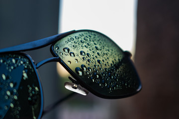 anteojos de sol con rocío encima, gotas de agua en lentes de sol