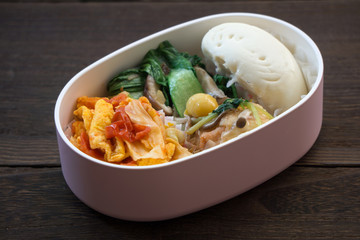 饅頭と野菜炒めのお弁当