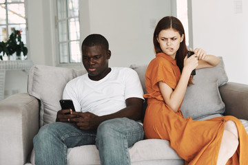 Obraz premium young couple watching tv