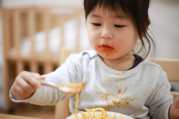 食事で服を汚す女の子