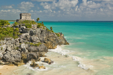 Fototapeta na wymiar Templo del Dios del Viento Mayan ruins of Ruinas de Tulum (Tulum Ruins) in Quintana Roo, Yucatan Peninsula, Mexico