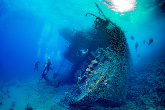 shipwreck © leslie