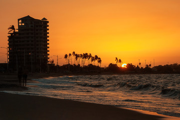 un atardecer en la playa 