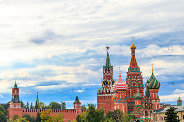 Obraz premium View of St. Basil's Cathedral and Spasskaya tower of Kremlin on Red Square in Moscow, Russia