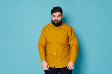 Obraz premium young man in a yellow shirt