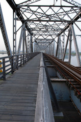 Fototapeta premium Drewniany chodnik i tory kolejowe pociągu towarowego