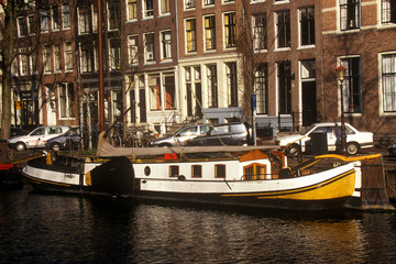 Fototapeta na wymiar Canal and houseboat in Amsterdam, Holland