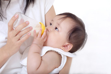 赤ちゃんにミルクを与えるお母さん