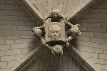 Clé de voûte dans l'église Saint-Guénolé de Batz-sur-Mer : la sainte Face tenue par sainte...