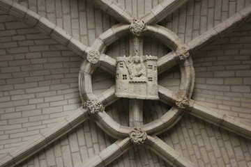 Clé de voûte dans l'église Saint-Guénolé de Batz-sur-Mer : sainte Barbe dans sa tour (ou Jeanne de Navarre à Guérande ?) © Christophe Rubin