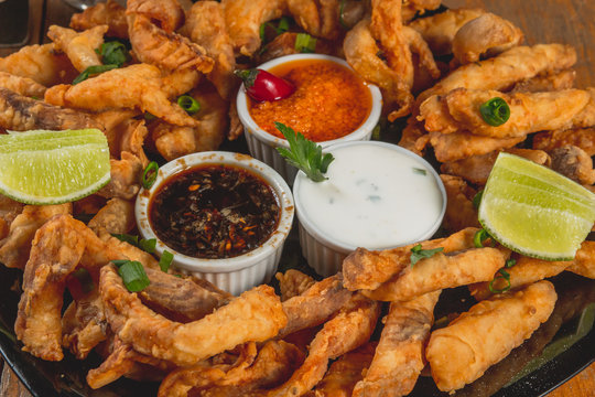 Comida de boteco brasileira peixe frito isca de til&aacute;pia pacu servida em tigela em balc&atilde;o de boteco