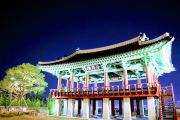 Fototapeta premium 야간의 함월루
