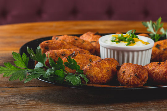 Comida de boteco brasileira bolinho de bacalhau peixe servido em tigela em balc&atilde;o de boteco